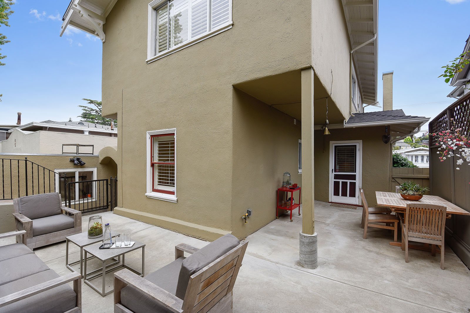 4026 Lakeshore Ave.