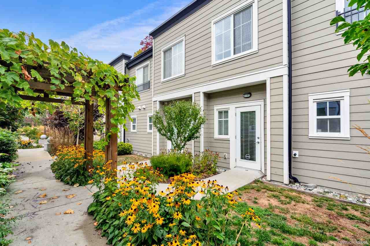 42-15588 32 Ave