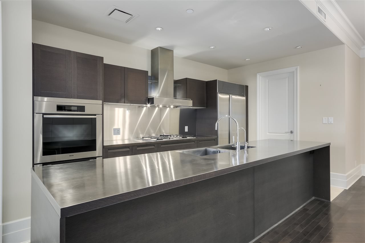 201-526 Waters Edge Cres