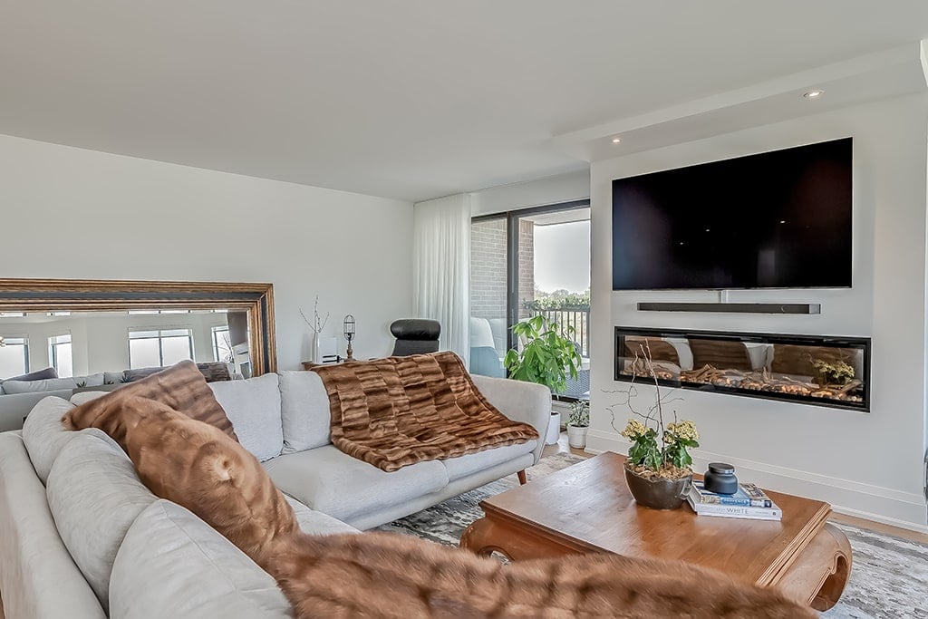 100 Lakeshore Road E Unit: 901