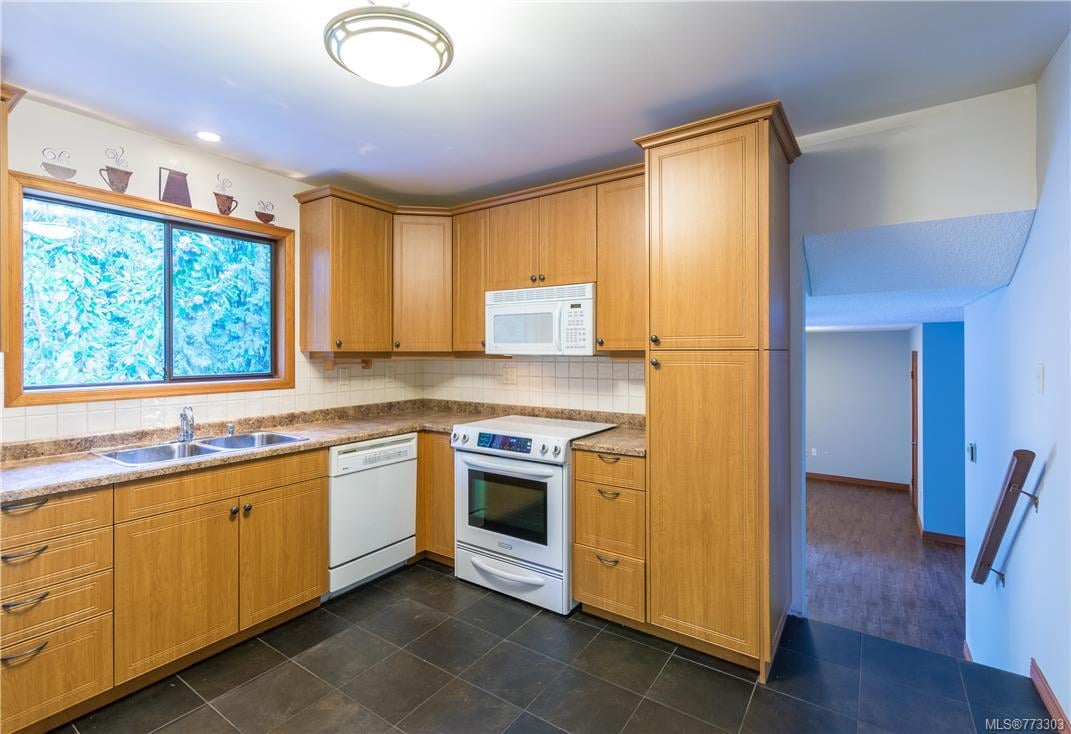 8733 Forest Park Dr, North Saanich