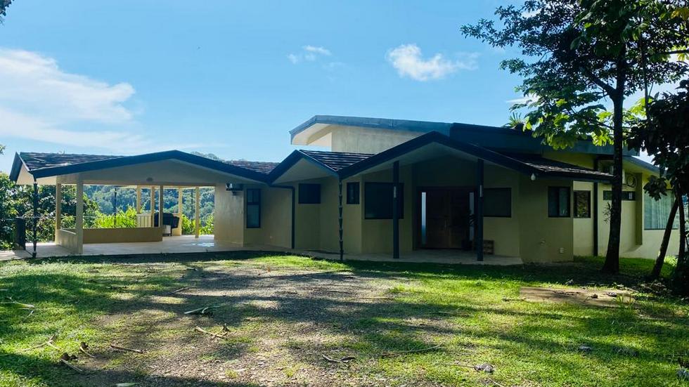 Casa Linda Vista with Ocean View Above Dominical Beach