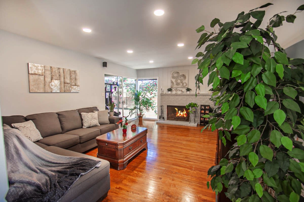 13011 Debby St Valley Glen, CA