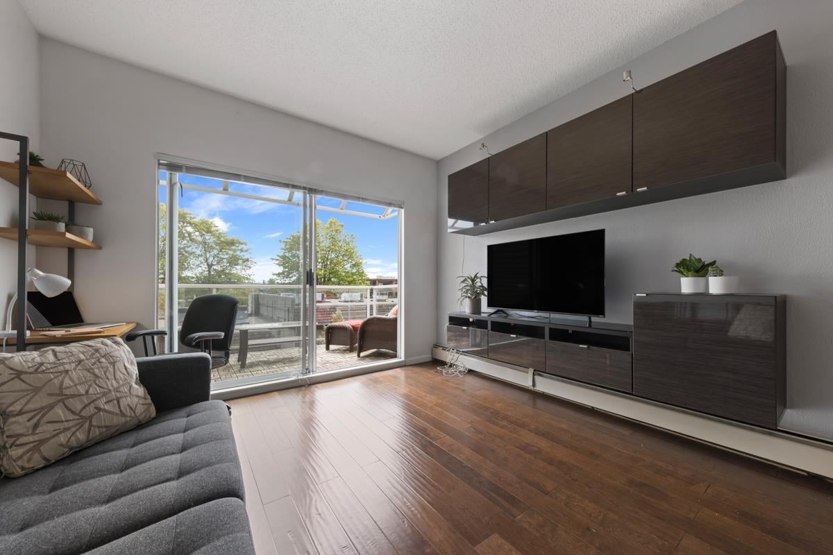 304-827 W 16th Street, North Vancouver