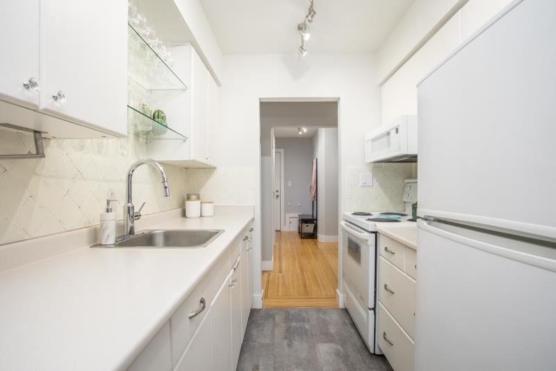 104-1075 W 13th Ave