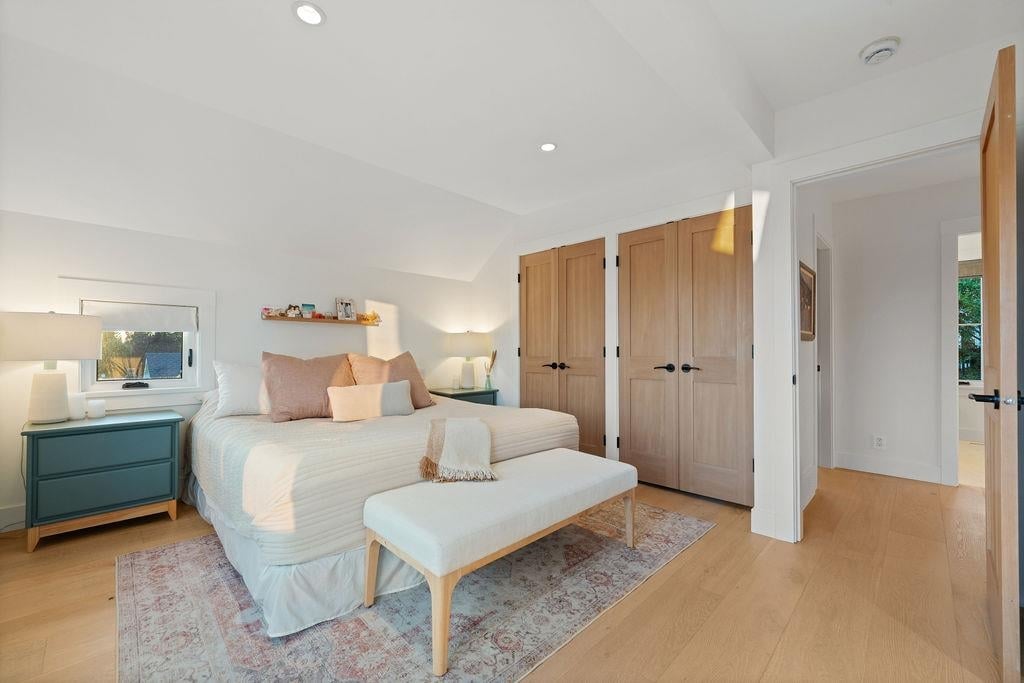 230 E 28 St