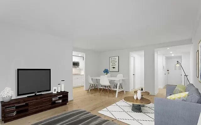 221 East 50th St Unit: 4E