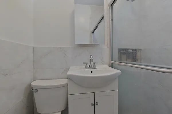210 East 38th Street, Apt 1H