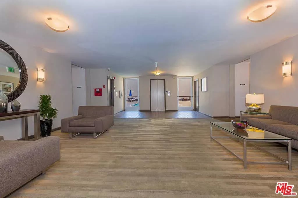 927 N Kings Rd., #201