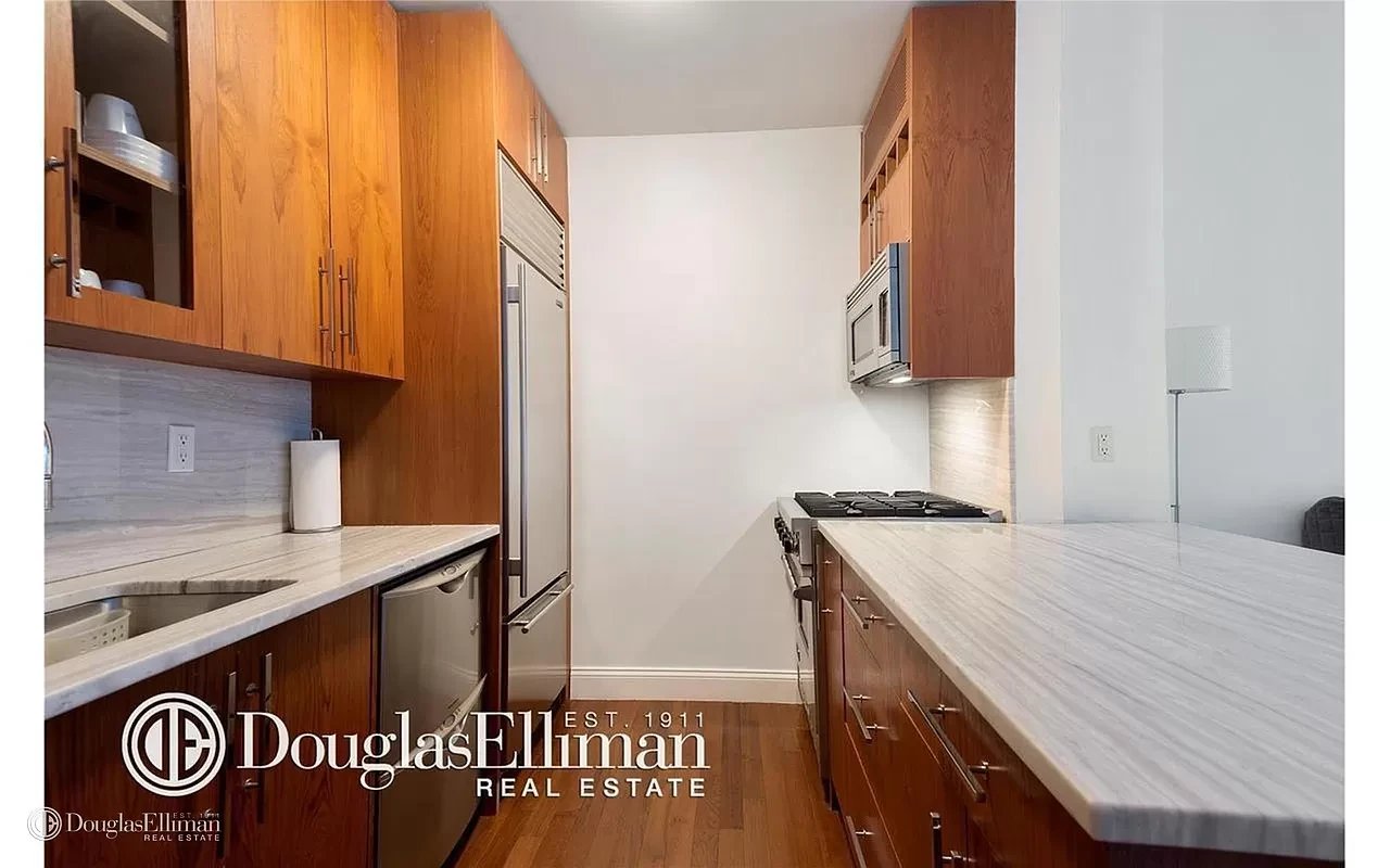 88 Greenwich Street Unit: 1218