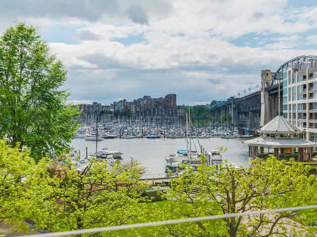 203-1000 Beach Ave