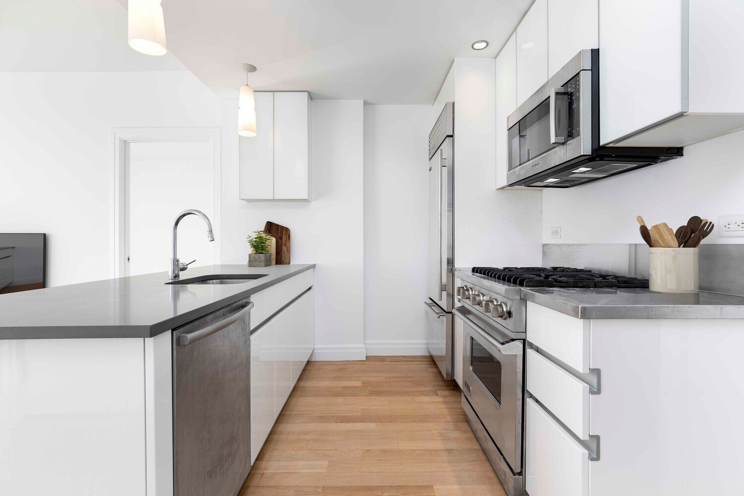 550 West 54th Street, Apt 25F