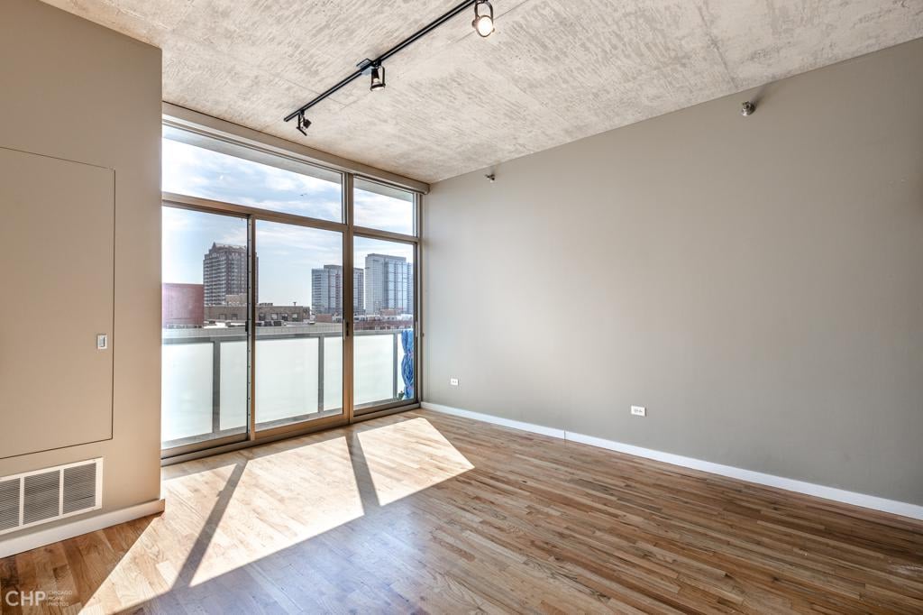 Sunny South Loop 1 Bed: 1620 S. Michigan #808