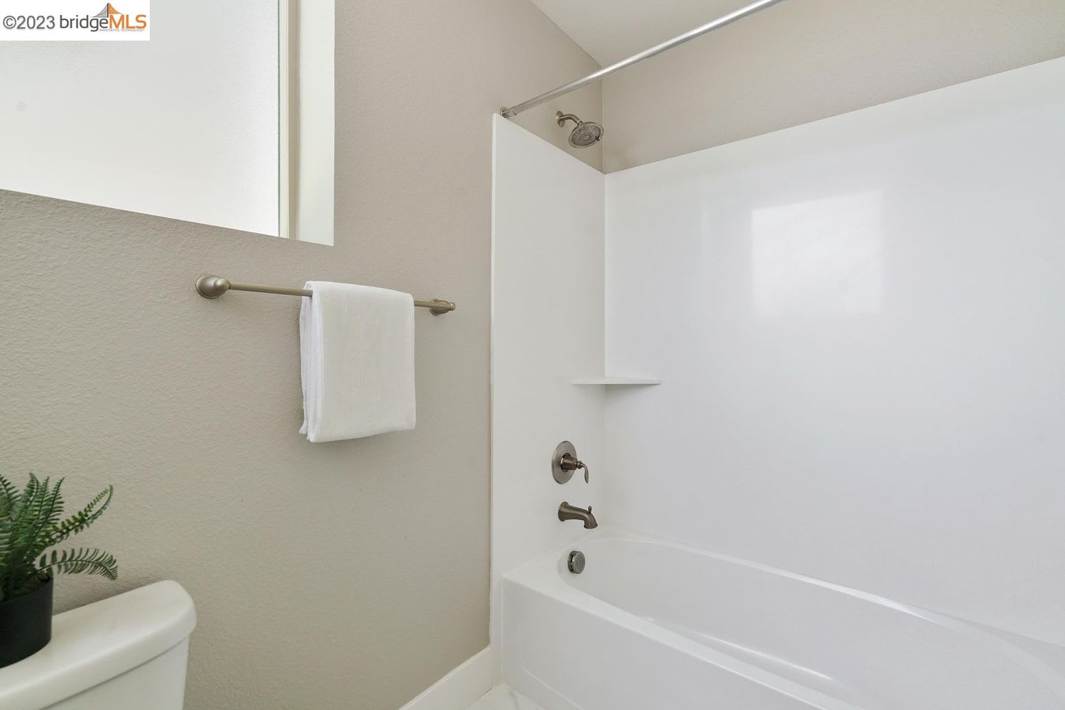 6763 Skyview Dr, Oakland, CA 94605