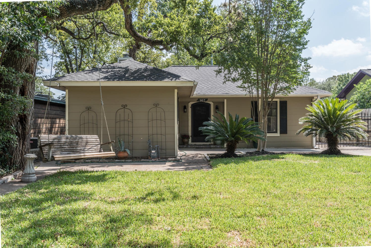 907 Jessie St