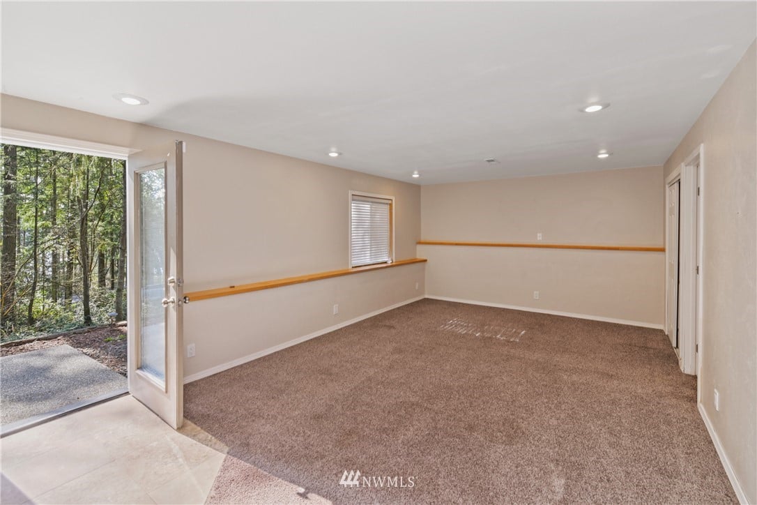 3045 NE Chippewa Ct