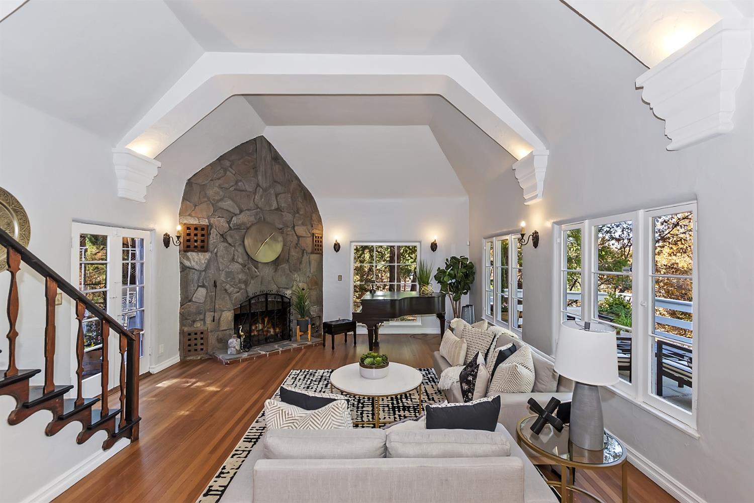 323 Sunset Dr
