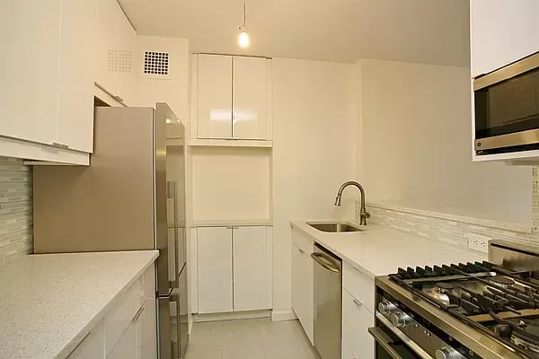 301 East 79th Street Unit: 5K