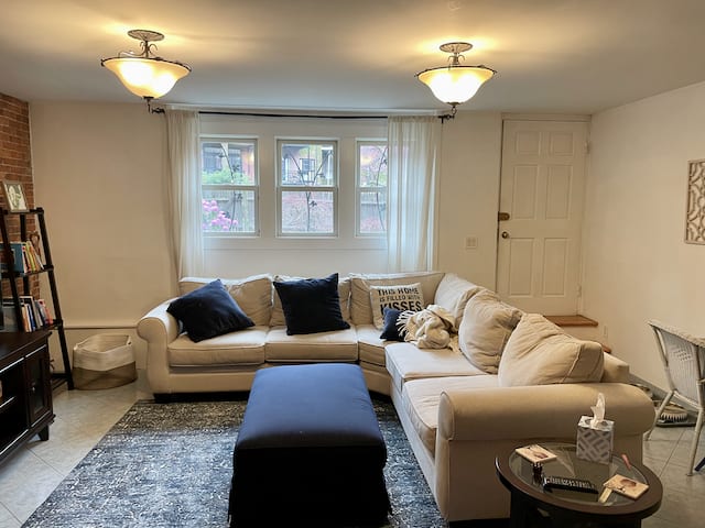 Warren Avenue - 2 bedroom 1 bathroom w. private Yard and In-unit Laundry! 