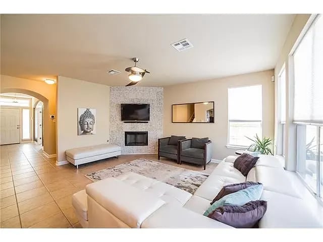 2812 Angelina Dr