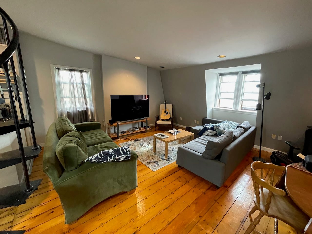 JUNE - Unique Duplex 2 Bedroom 2 Bathroom w/ Roof Access & Common Laundry! 