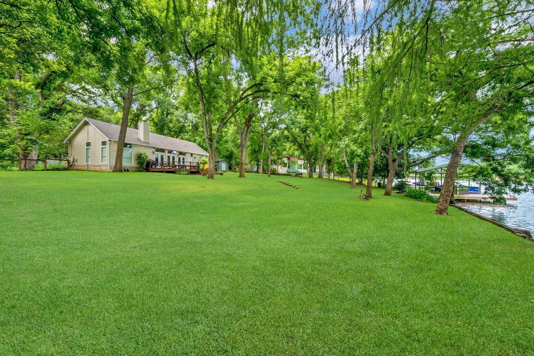 2910 Edgewater Dr