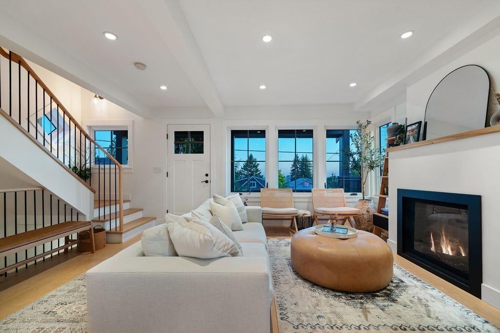 230 E 28 St