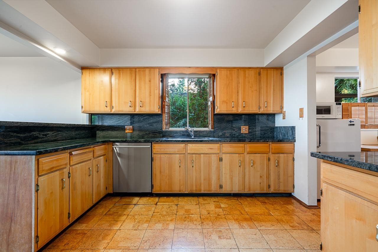 3898 Southridge Ave