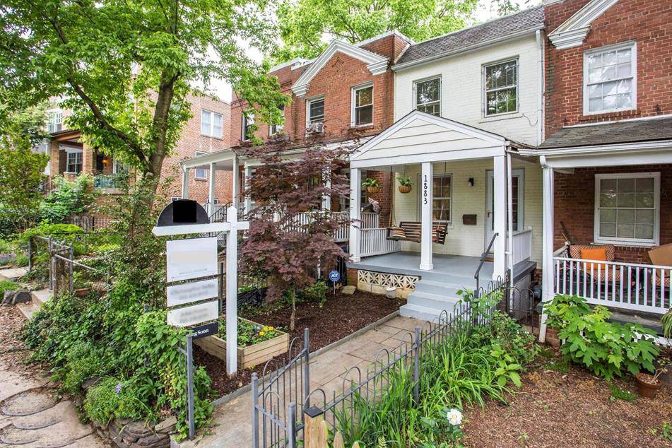 1883 Ingleside Ter NW