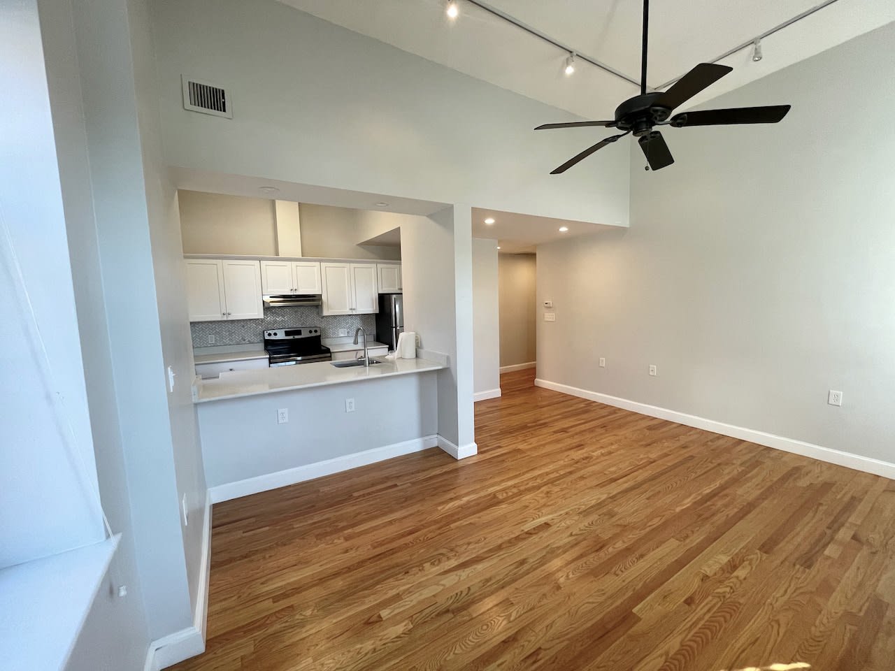 John Eliot Square - 2 Bed 1 Bath - w/ laundry, Pet Friendly, Parking and Common Roof Deck! 