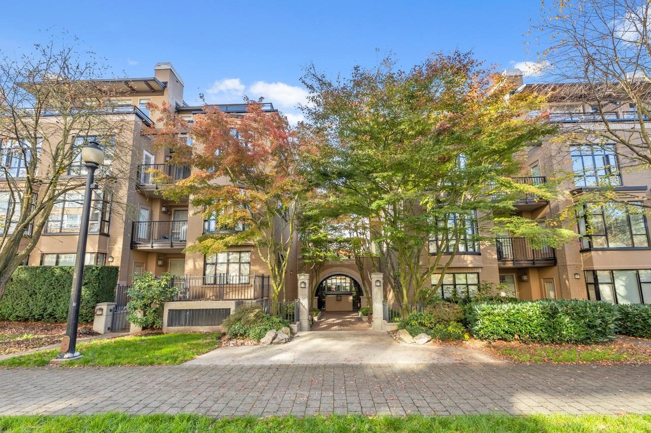 210-2175 Salal Dr