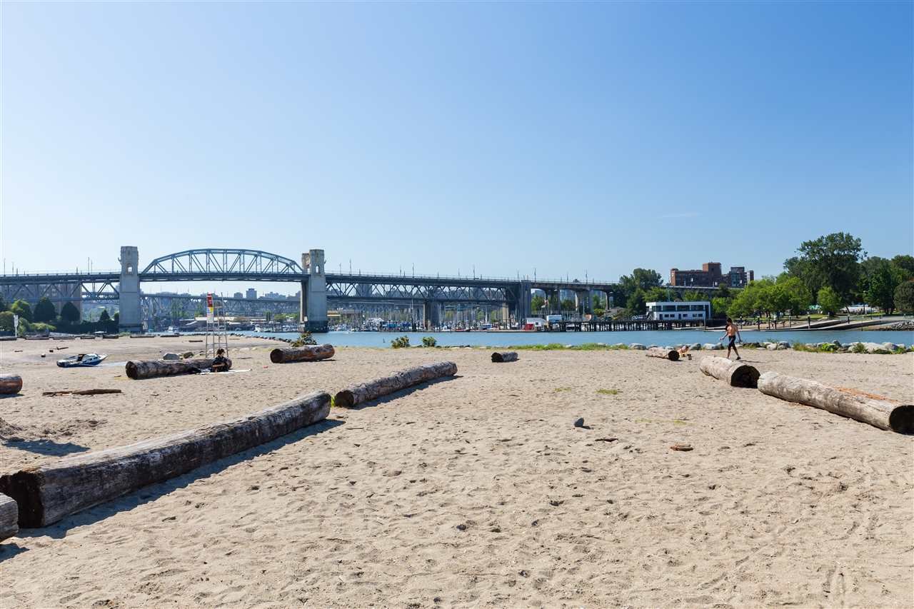 402-1233 Beach Ave