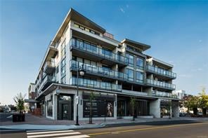 306-2461 Sidney Ave