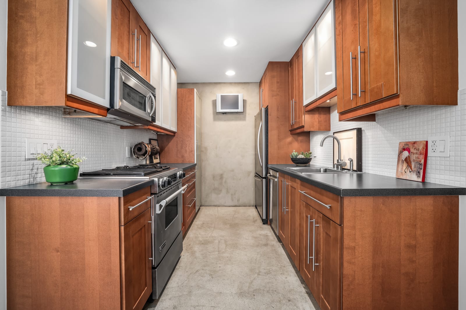 1275 Havenhurst Drive #8