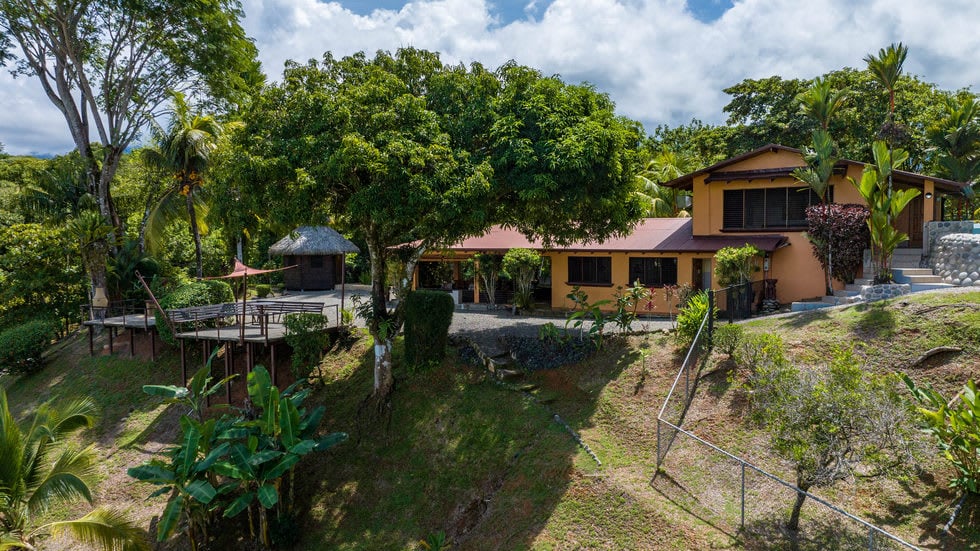 Home with White Water Views and Easy Access in Ojochal