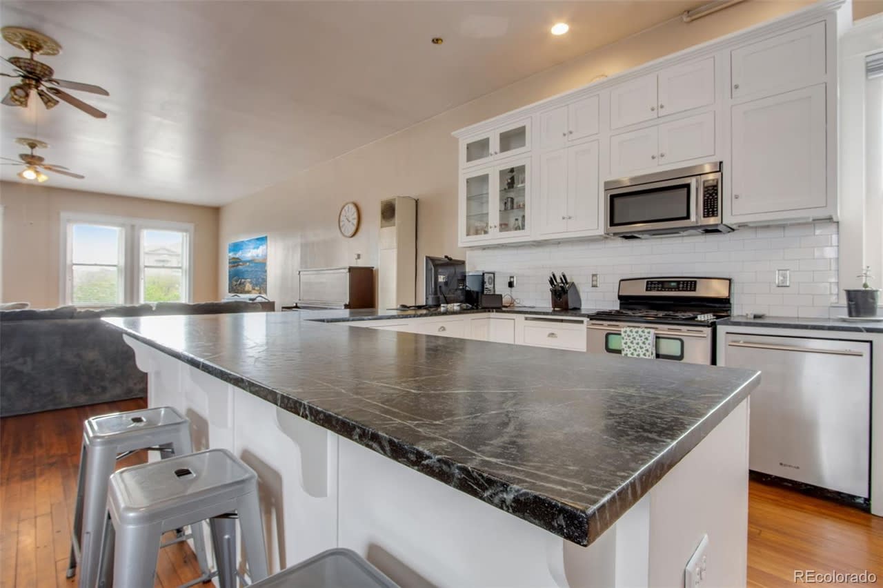 Prime Mixed Use Building: 922 8th Ave - $1.05M