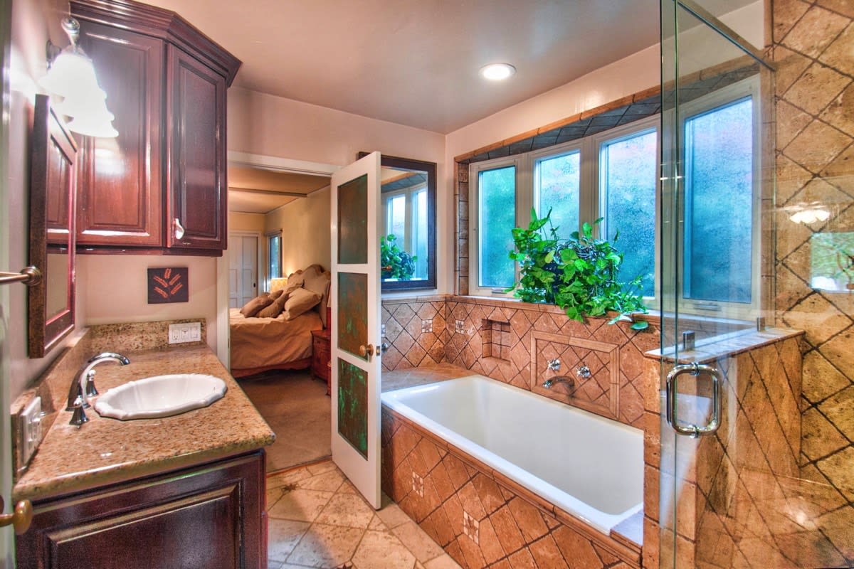 4546 Willowcrest Ave, Toluca Lake, CA