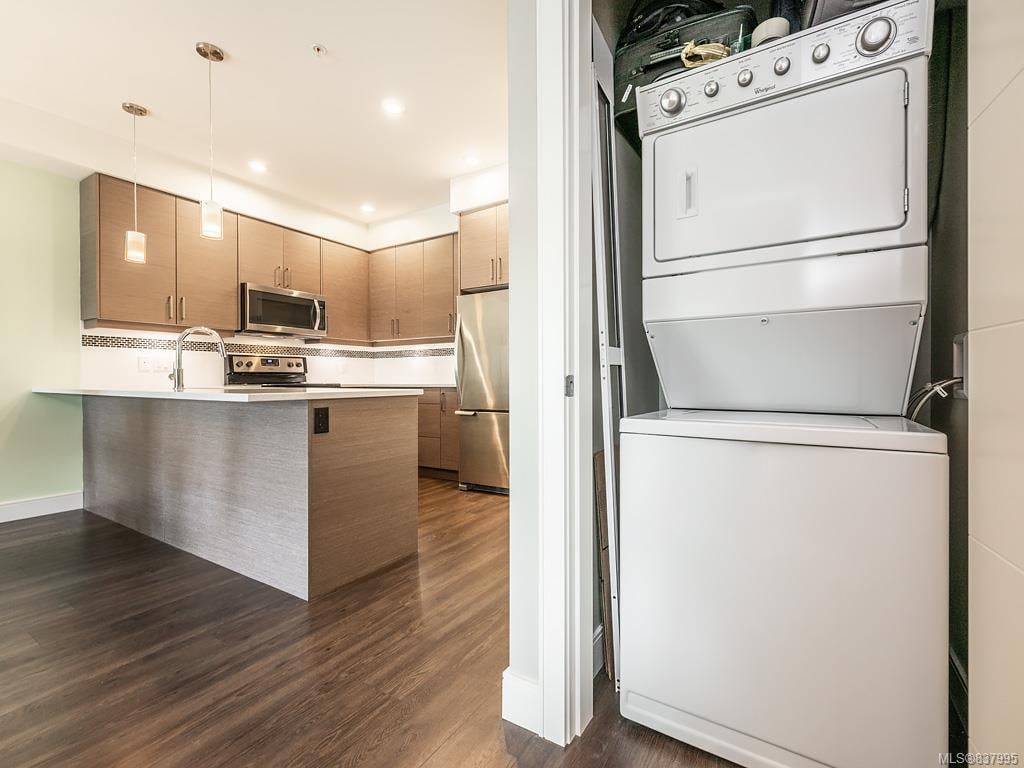 302-7111 W Saanich Rd