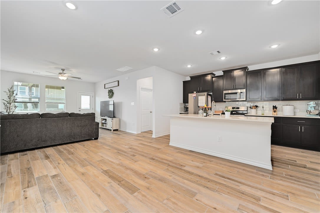 118 Leatherleaf Dr