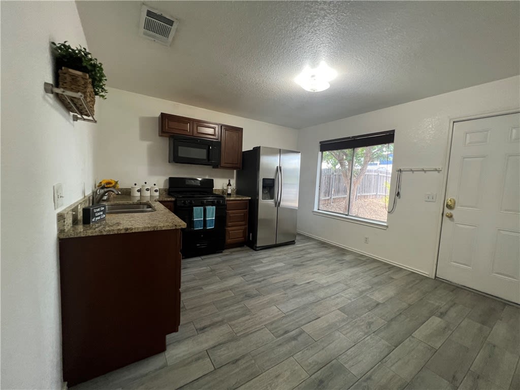 1609 E 10th St, #B