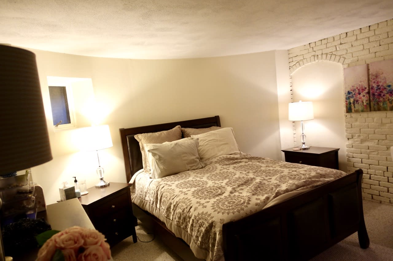 Worcester Square - 1.5 / 1 bed w. Parking, Laundry and Yard - Pets Negotiable! 