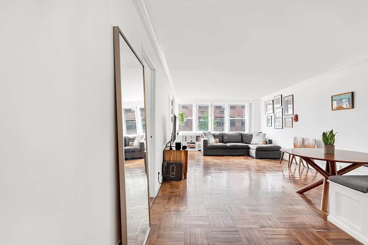 233 East 70th Street Unit: 3S