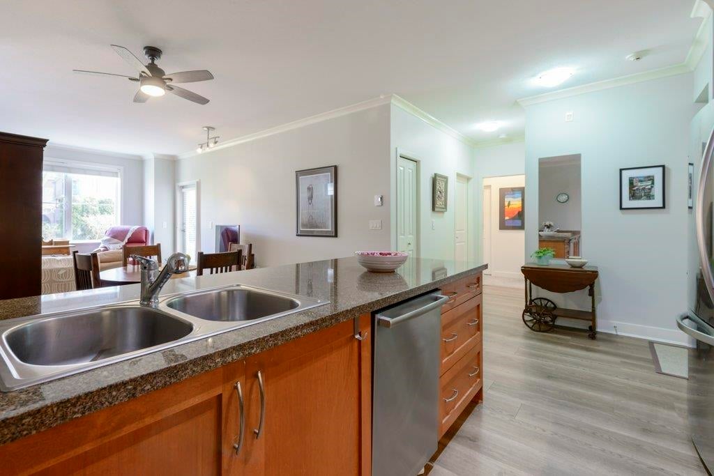 101-1375 View Cres