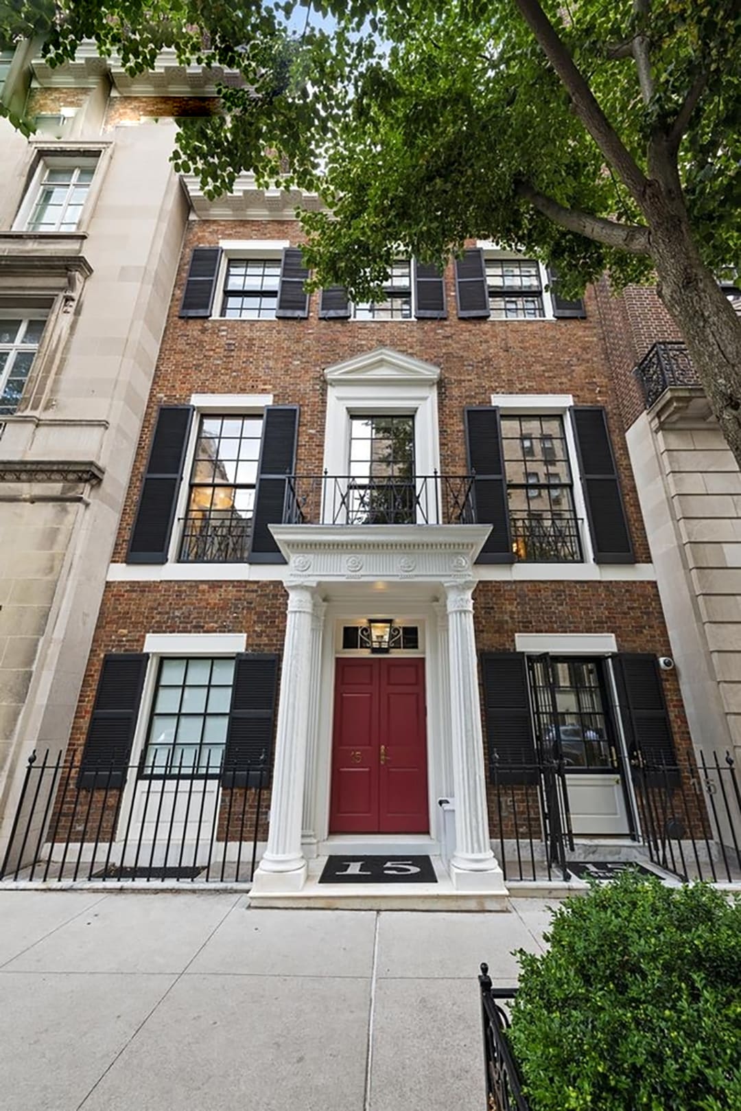 CENTURY-OLD CARNEGIE HILL TOWNHOUSE MARRIES OLD AND NEW