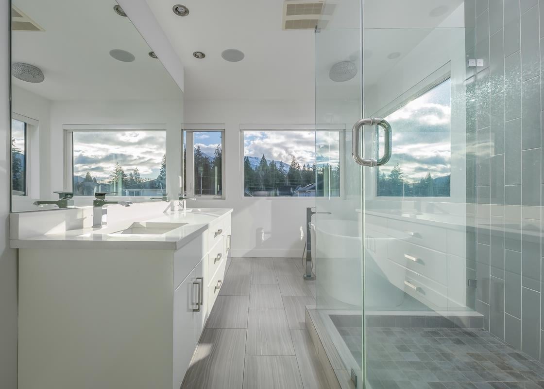 1812 Willow Cres