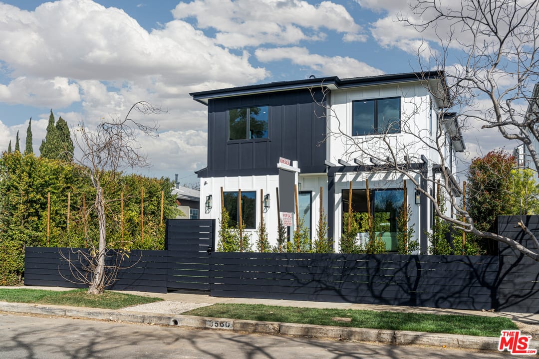 3560 Redwood Ave