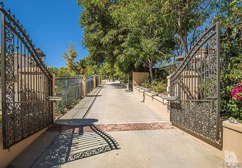 1747 Country Oaks Lane