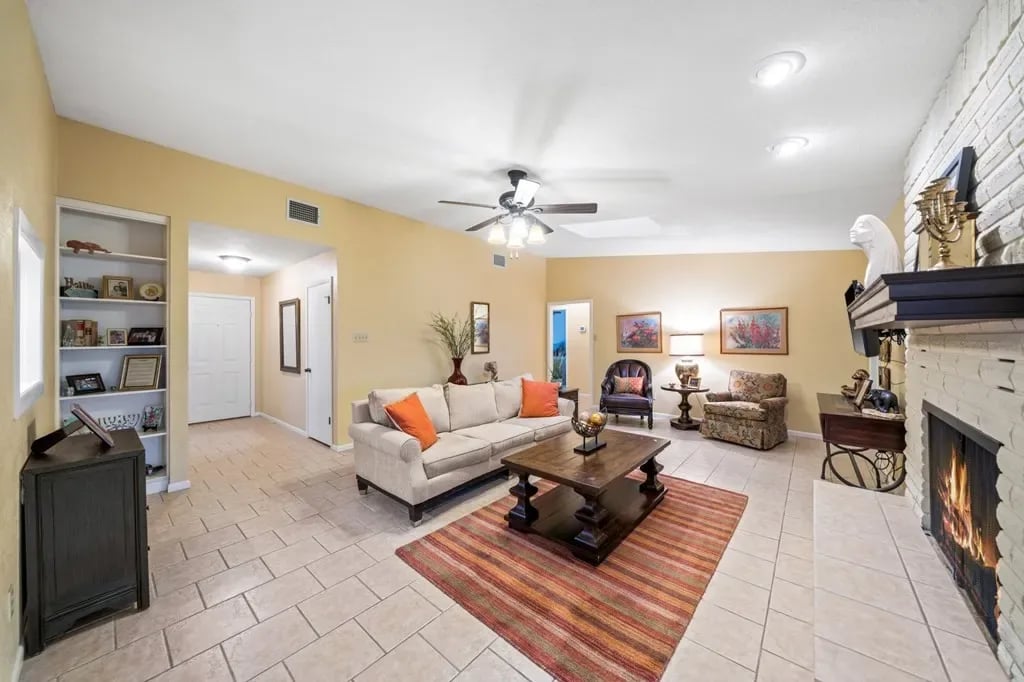 132 W Caribou Dr