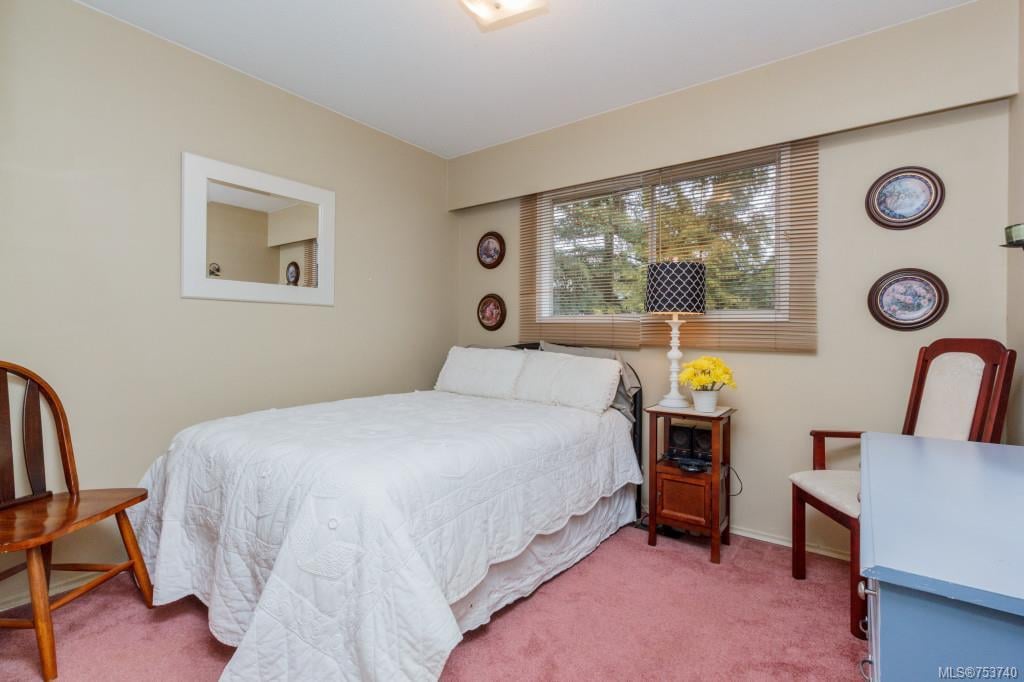 732 Thomasset Pl, Langford