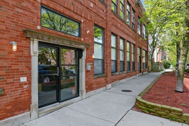 1111 W Cornelia Ave, #106